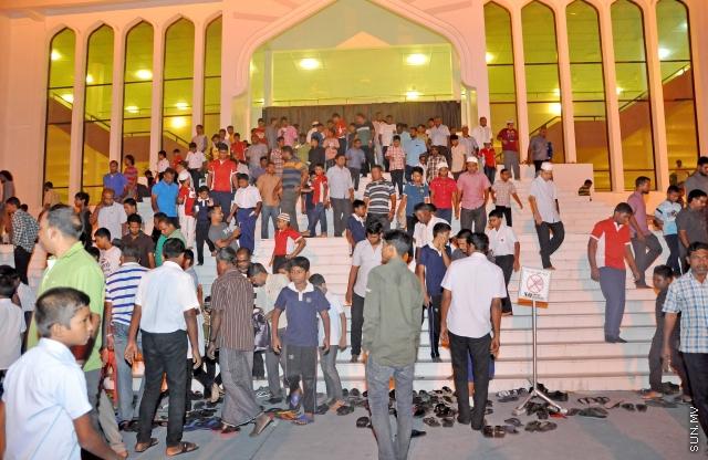 ޖަނަވަރީ 23، 20145: މި އަހަރުގެ، ރާއްޖެ އިސްލާމް ވި ދުވަހުގެ ފަތިސް ނަމާދު؛ މި ނަމާދުގައި، އެޑިއުކޭޝަން މިނިސްޓްރީގެ އިންތިޒާމުގެ ދަށުން، ގިނަ އަދަދެއްގެ ސްކޫލް ކުދިން ވަނީ ބައިވެރިވެފައި -- ސަންފޮޓޯ/ އަލީ ނަސީރު