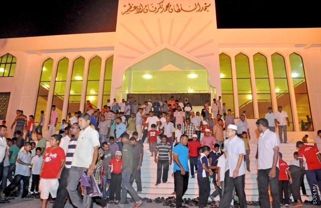 ޖަނަވަރީ 23، 20145: މި އަހަރުގެ، ރާއްޖެ އިސްލާމް ވި ދުވަހުގެ ފަތިސް ނަމާދު؛ މި ނަމާދުގައި، އެޑިއުކޭޝަން މިނިސްޓްރީގެ އިންތިޒާމުގެ ދަށުން، ގިނަ އަދަދެއްގެ ސްކޫލް ކުދިން ވަނީ ބައިވެރިވެފައި -- ސަންފޮޓޯ/ އަލީ ނަސީރު