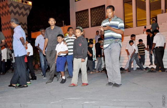 ޖަނަވަރީ 23، 20145: މި އަހަރުގެ، ރާއްޖެ އިސްލާމް ވި ދުވަހުގެ ފަތިސް ނަމާދު؛ މި ނަމާދުގައި، އެޑިއުކޭޝަން މިނިސްޓްރީގެ އިންތިޒާމުގެ ދަށުން، ގިނަ އަދަދެއްގެ ސްކޫލް ކުދިން ވަނީ ބައިވެރިވެފައި -- ސަންފޮޓޯ/ އަލީ ނަސީރު