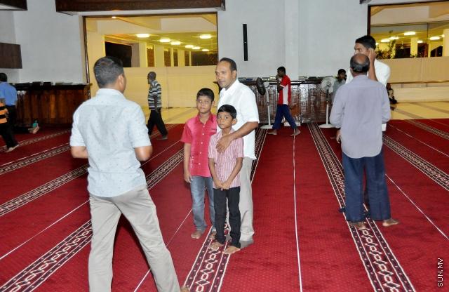 ޖަނަވަރީ 23، 20145: މި އަހަރުގެ، ރާއްޖެ އިސްލާމް ވި ދުވަހުގެ ފަތިސް ނަމާދު؛ މި ނަމާދުގައި، އެޑިއުކޭޝަން މިނިސްޓްރީގެ އިންތިޒާމުގެ ދަށުން، ގިނަ އަދަދެއްގެ ސްކޫލް ކުދިން ވަނީ ބައިވެރިވެފައި -- ސަންފޮޓޯ/ އަލީ ނަސީރު