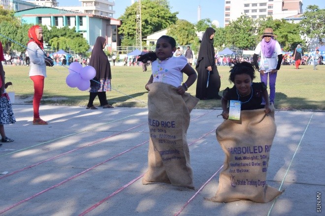 އޭޕްރީލް 3، 2015: ރާއްޖޭގެ މިނިވަންކަމަށް 50 އަހަރު ފުރުން ފާހަގަ ކުރުމަށް "މިނިވަން އުފާވެރި ހަވީރު" ގެ ނަމުގައި ފުލުހުން އިންތިޒާމްކޮށްގެން ބޭއްވި ހަރަކާތްތަކުގެ ތެރެއިން -- ސަން ފޮޓޯ/ފަޔާޒު މޫސާ