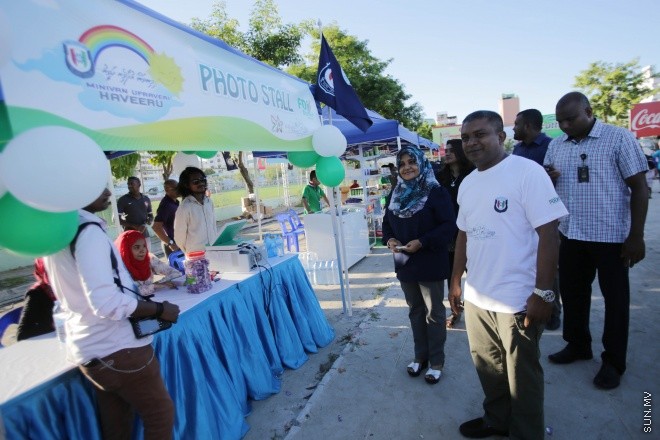 އޭޕްރީލް 3، 2015: ރާއްޖޭގެ މިނިވަންކަމަށް 50 އަހަރު ފުރުން ފާހަގަ ކުރުމަށް "މިނިވަން އުފާވެރި ހަވީރު" ގެ ނަމުގައި ފުލުހުން އިންތިޒާމްކޮށްގެން ބޭއްވި ހަރަކާތްތަކުގެ ތެރެއިން -- ސަން ފޮޓޯ/ފަޔާޒު މޫސާ