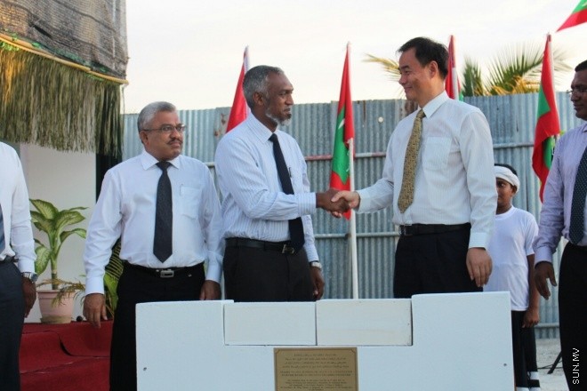 4 އޭޕްރީލް 2015، ގދ. ތިނަދޫގައި 120 ފްލެޓުގެ ބިންގާ އެޅުމަށް ބޭއްވި ރަސްމިއްޔާތުގެ ތެރެއިން ---- ފޮޓޯ/ ހައުސިން މިނިސްޓްރީ