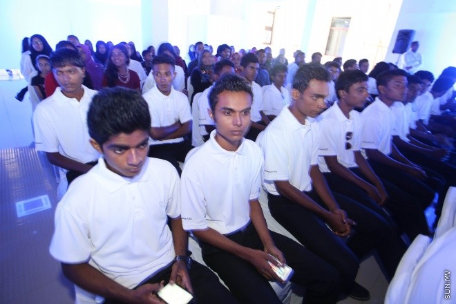 އޭޕްރީލް 12، 2015: ފޯ ސީޒަންސް ރިސޯޓްސްއިން ޓޫރިޒަމް ދާއިރާއިން 56 ދިވެހި ޒުވާނުންނަށް ސެޓްފިކްޓް ހަވާލުކުރުމަށް ބޭއްވި ރަސްމިއްޔާތުގެ ތެރެއިން -- ސަން ފޮޓޯ: ފަޔާޒު މޫސާ