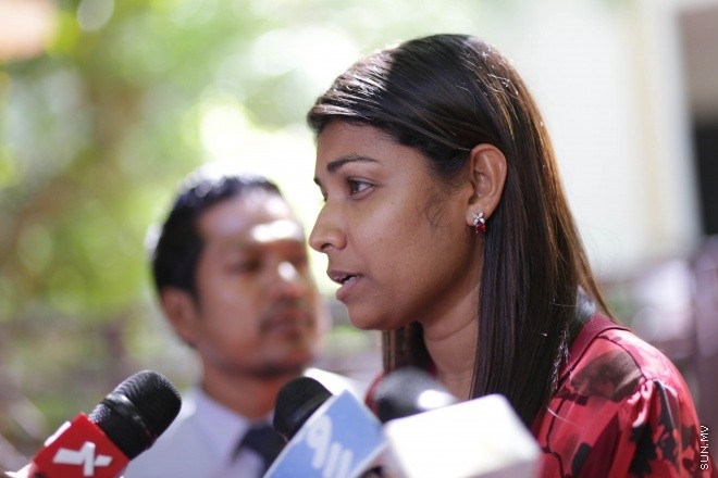އޭޕްރީލް 12، 2015: ގާނޫނުލް އުޤޫބާތަށް އަމަލު ކުރަން ފަސް ކުރުމަށް ރައްޔިތުންގެ މަޖިލީހުން ފާސް ކުރުމާ ގުޅިގެން ޕީޕީއެމް އާއި އެމްޑީޕީ އިން ނޫސްވެރިންނަށް މައުލޫމާތު ދެނީ -- ސަންފޮޓޯ/ ފަޔާޒު މޫސާ 