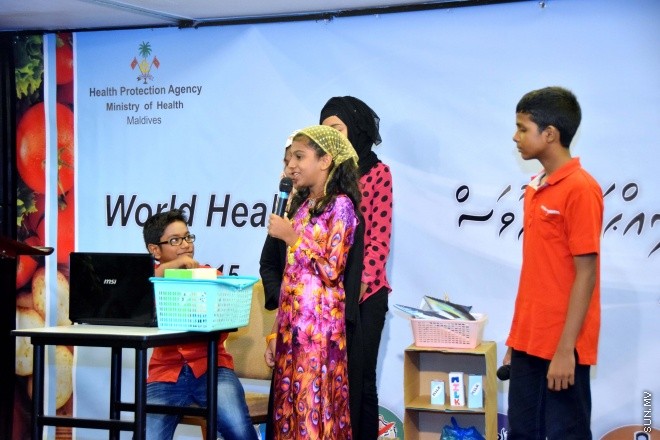 
އޭޕްރީލް 14، 2015: ދުނިޔޭގެ ސިއްހަތު ދުވަސް ފާހަގަ ކުރުމަށް ހޮޓެލް ޖެންގައި ބޭއްވި ޖަލްސާގެ ތެރެއިން -- ސަން ފޮޓޯ/ އަލީ ނަސީރު