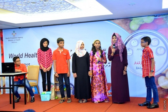 
އޭޕްރީލް 14، 2015: ދުނިޔޭގެ ސިއްހަތު ދުވަސް ފާހަގަ ކުރުމަށް ހޮޓެލް ޖެންގައި ބޭއްވި ޖަލްސާގެ ތެރެއިން -- ސަން ފޮޓޯ/ އަލީ ނަސީރު