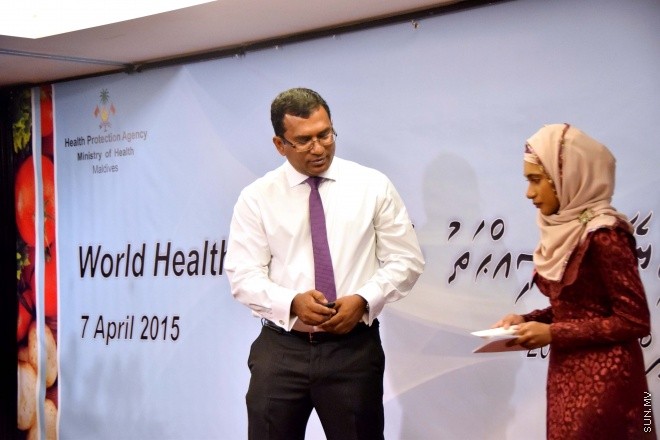 
އޭޕްރީލް 14، 2015: ދުނިޔޭގެ ސިއްހަތު ދުވަސް ފާހަގަ ކުރުމަށް ހޮޓެލް ޖެންގައި ބޭއްވި ޖަލްސާގެ ތެރެއިން -- ސަން ފޮޓޯ/ އަލީ ނަސީރު