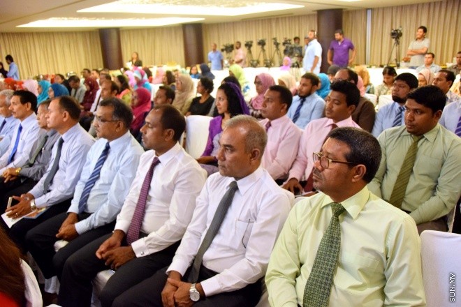 
އޭޕްރީލް 14، 2015: ދުނިޔޭގެ ސިއްހަތު ދުވަސް ފާހަގަ ކުރުމަށް ހޮޓެލް ޖެންގައި ބޭއްވި ޖަލްސާގެ ތެރެއިން -- ސަން ފޮޓޯ/ އަލީ ނަސީރު
