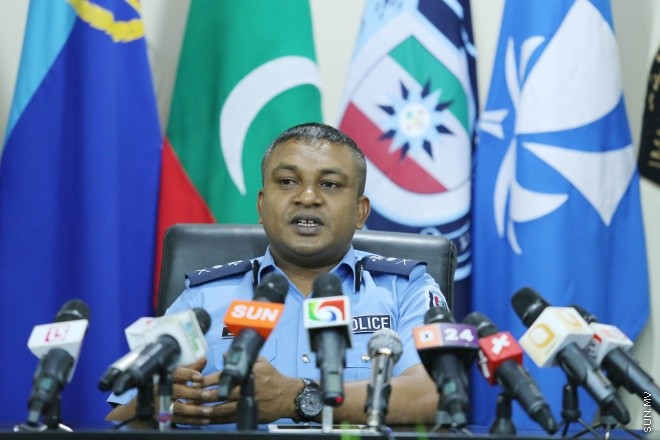 އޭޕްރިލް 14، 2015: ފުލުހުން ގެންގުޅޭ ކުއްތާތައް، ފުލުހުން ގެންގުޅޭ ކުއްތާތައް، "ފާރަ ގެމަ"، ބޭނުންކޮށްގެން ތަހުގީގުތައް ކުރުމުގައި އެއްބާރުލުން ދިނުމާ ބެހޭ އެއްބަސްވުމެއްގައި، ކަސްޓަމްސް، އިމިގްރޭޝަން، އެމްޕީއެލް އަދި އެމްއޭސީއެލް އާ އެކު ސޮއި ކުރުމަށް މިއަދު ބޭއްވި ރަސްމިއްޔާތުގެ ތެރެއިން – ސަންފޮޓޯ/ ފަޔާޒު މޫސާ
