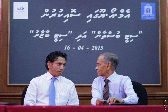 އޭޕްރީލް 16، 2015: ދަނޑުވެރި ކަމާއި ކުދި ވިޔަފާރިތައް ކުރުމަށް އާންމުނަށް އެހީތެރިކަން ފޯރުކޮށްދިނުމުގެ ގޮތުން މޯލްޑިވްސް ނޭޝަނަލް ޔުނިވާސިޓީ (އެމްއެންޔޫ) އާއި އައްޑޫ ސިޓީ ކައުންސިލާ ދެމެދެ އެއްބަސްވުމެއްގައި ސޮއިކުރުމަށް ބޭއްވުނު ރަސްމިއްޔާތުގެ ތެރެެއިން -- ސަން ފޮޓޯ/ ފަޔާޒު މޫސާ