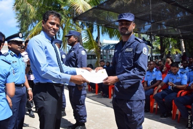 އޭޕްރިލް 23، 2015: ފާރަ ގެމަ ޓްރޭނިންގް ޕްރޮގްރާމުގެ ސެޓްފިކެޓް ހަވާލު ކުރުމުގެ ތެރެއިން --- ސަން ފޮޓޯ/ ޔޫސުފް ސޮފްވާން