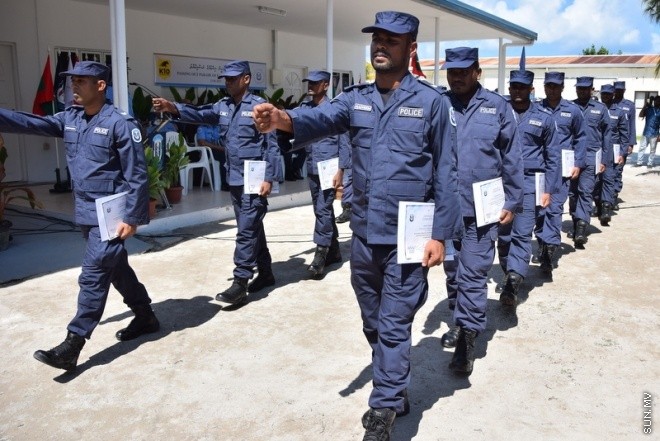 އޭޕްރިލް 23، 2015: ފާރަ ގެމަ ޓްރޭނިންގް ޕްރޮގްރާމުގެ ސެޓްފިކެޓް ހަވާލު ކުރުމުގެ ތެރެއިން --- ސަން ފޮޓޯ/ ޔޫސުފް ސޮފްވާން