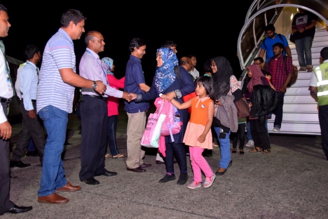 އެޕްރީލް، 29، 2015: ނޭޕާލުގައި ތިބި ދިވެހިން މާލެ އައުން --- ސަން ފޮޓޯ/ ޔޫސުފް ސޮފްވާން