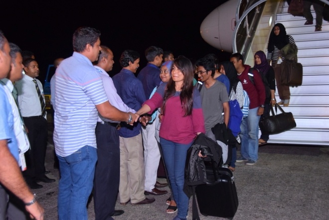 އެޕްރީލް، 29، 2015: ނޭޕާލުގައި ތިބި ދިވެހިން މާލެ އައުން --- ސަން ފޮޓޯ/ ޔޫސުފް ސޮފްވާން