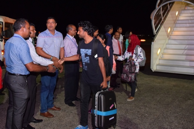 އެޕްރީލް، 29، 2015: ނޭޕާލުގައި ތިބި ދިވެހިން މާލެ އައުން --- ސަން ފޮޓޯ/ ޔޫސުފް ސޮފްވާން