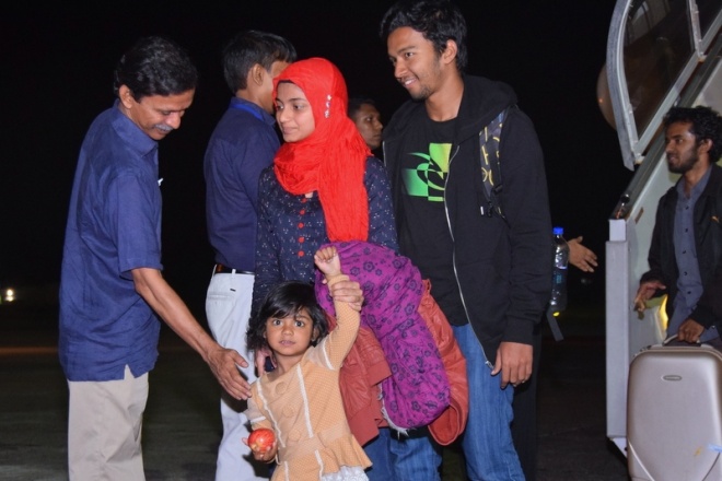 އެޕްރީލް، 29، 2015: ނޭޕާލުގައި ތިބި ދިވެހިން މާލެ އައުން --- ސަން ފޮޓޯ/ ޔޫސުފް ސޮފްވާން