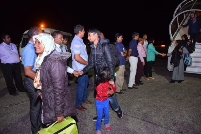އެޕްރީލް، 29، 2015: ނޭޕާލުގައި ތިބި ދިވެހިން މާލެ އައުން --- ސަން ފޮޓޯ/ ޔޫސުފް ސޮފްވާން