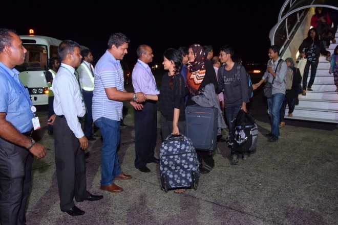 އެޕްރީލް، 29، 2015: ނޭޕާލުގައި ތިބި ދިވެހިން މާލެ އައުން --- ސަން ފޮޓޯ/ ޔޫސުފް ސޮފްވާން