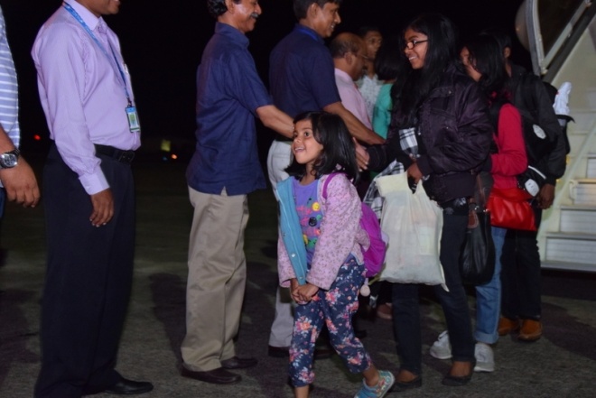 އެޕްރީލް، 29، 2015: ނޭޕާލުގައި ތިބި ދިވެހިން މާލެ އައުން --- ސަން ފޮޓޯ/ ޔޫސުފް ސޮފްވާން