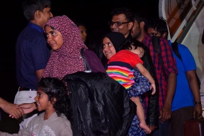 އެޕްރީލް، 29، 2015: ނޭޕާލުގައި ތިބި ދިވެހިން މާލެ އައުން --- ސަން ފޮޓޯ/ ޔޫސުފް ސޮފްވާން