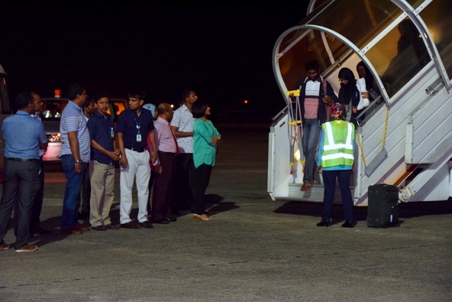 އެޕްރީލް، 29، 2015: ނޭޕާލުގައި ތިބި ދިވެހިން މާލެ އައުން --- ސަން ފޮޓޯ/ ޔޫސުފް ސޮފްވާން