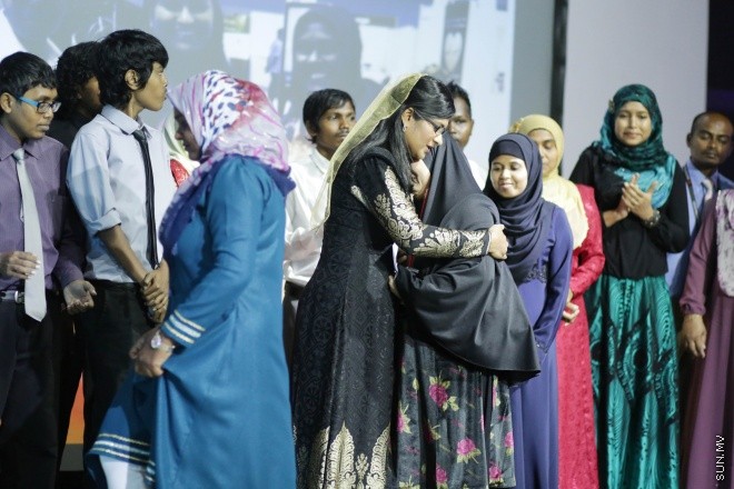 މެއި 8، 2015: ބައިނަލްއަގުވާމީ ތެލެސީމިއާ ކުދިންގެ ދުވަސް ފާހަގަކުރުމަށް ނެޝަނަލް އާޓު ގެލެރީގައި ބޭއްވި ޚާއްސަ ރަސްމިއްޔާތުގެ ތެރެއިން -- ސަން ފޮޓޯ/ ފަޔާޒު މޫސާ