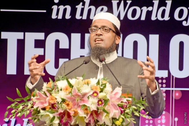 މޭ 15، 2015: "ދަ މެސެޖް" ގެ ނަމުގައި، އިސްލާމިކް މިނިސްޓްރީއިން އިންތިޒާމު ކޮށްގެން ކުރިއަށް ގެންދާ ދަރުސްތަކުގެ ތެރެއިން، ލަންކާގެ މަޝްހޫރު ދީނީ އިލްމުވެރިޔާ ފާޒިލް ފާރޫގު ދެއްވި ދަރުސްގެ ތެރެއިން &ndash; ސަންފޮޓޯ / އަލީ ނަސީރު