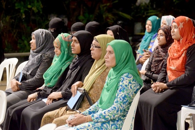 މޭ 15، 2015: "ދަ މެސެޖް" ގެ ނަމުގައި، އިސްލާމިކް މިނިސްޓްރީއިން އިންތިޒާމު ކޮށްގެން ކުރިއަށް ގެންދާ ދަރުސްތަކުގެ ތެރެއިން، ލަންކާގެ މަޝްހޫރު ދީނީ އިލްމުވެރިޔާ ފާޒިލް ފާރޫގު ދެއްވި ދަރުސްގެ ތެރެއިން &ndash; ސަންފޮޓޯ / އަލީ ނަސީރު