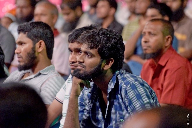 މޭ 15، 2015: "ދަ މެސެޖް" ގެ ނަމުގައި، އިސްލާމިކް މިނިސްޓްރީއިން އިންތިޒާމު ކޮށްގެން ކުރިއަށް ގެންދާ ދަރުސްތަކުގެ ތެރެއިން، ލަންކާގެ މަޝްހޫރު ދީނީ އިލްމުވެރިޔާ ފާޒިލް ފާރޫގު ދެއްވި ދަރުސްގެ ތެރެއިން &ndash; ސަންފޮޓޯ / އަލީ ނަސީރު