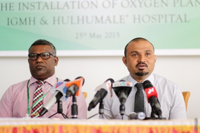 މެއި 25، 2015: އައިޖީއެމްއެޗާއި ހުޅުމާލޭ ހޮސްޕިޓަލުގައި އޮކްސިޖަން ޕްލާންޓެއް ބެހެއްޓުމުގެ އެއްބަސްވުމެއްގައި މޯލްޑިވްސް ގޭސް އާއެކު އައިޖީއެމްއެޗުން އެމްއޯޔޫއެއްގައި ސޮއި ކުރުމަށް ލެމަންގްރާސް ސިޓްރަން ރެސްޓޯރެންޓް ގައި ބޭއްވި ހަފްލާގެ ތެރެއިން -- ސަން ފޮޓޯ/ ފަޔާޒު މޫސާ