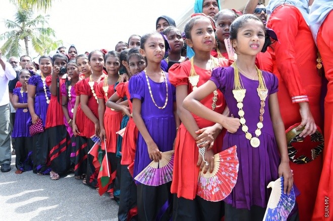 މޭ 28، 2015: ރ އަތޮޅު އިފުރު އެއާޕޯޓު ހުޅުވުމަށް ބޭއްވި ރަސްމިއްޔާތުގެ ތެރެއިން -- ފޮޓޯ/ ރައީސް އޮފީސް