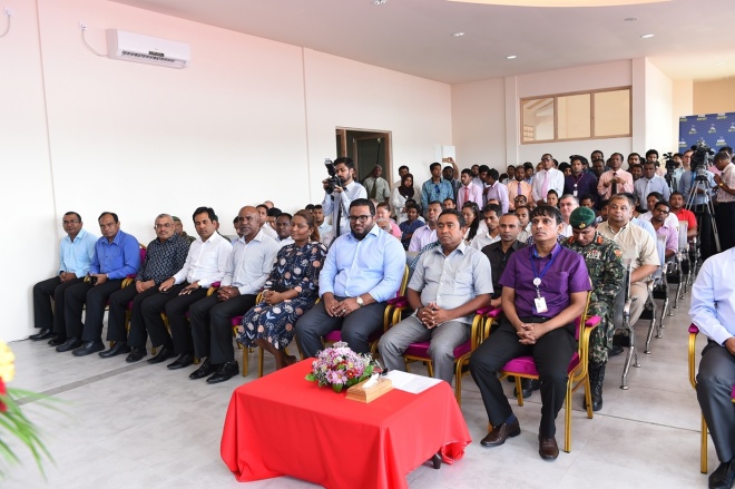 މެއި 28، 2015: ރ. އިފުރު އެއާޕޯޓު ހުޅުވުން: އިފުރު އެއާޕޯޓު ހުޅުއްވައިދެއްވީ ރައީސުލްޖުމްހޫރިއްޔާ އަބްދުﷲ ޔާމީން އަބްދުލް ގައްޔޫމް ----- ފޮޓޯ/ ރައީސް އޮފީސް