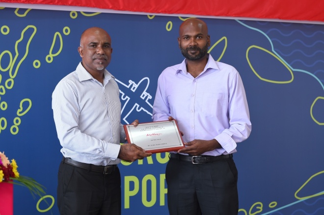 މެއި 28، 2015: ރ. އިފުރު އެއާޕޯޓު ހުޅުވުން: އިފުރު އެއާޕޯޓު ހުޅުއްވައިދެއްވީ ރައީސުލްޖުމްހޫރިއްޔާ އަބްދުﷲ ޔާމީން އަބްދުލް ގައްޔޫމް ----- ފޮޓޯ/ ރައީސް އޮފީސް