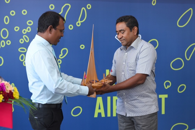 މެއި 28، 2015: ރ. އިފުރު އެއާޕޯޓު ހުޅުވުން: އިފުރު އެއާޕޯޓު ހުޅުއްވައިދެއްވީ ރައީސުލްޖުމްހޫރިއްޔާ އަބްދުﷲ ޔާމީން އަބްދުލް ގައްޔޫމް ----- ފޮޓޯ/ ރައީސް އޮފީސް