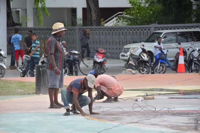 ޖުލައި 24، 2015: ޖުމްހޫރީ މައިދާނާއި ރަސްމީ ފާލަމް މަރާމާތުކުރުމަށްފަހު އަލުން ހުޅުވުމަށް ވަމުންދާ ތައްޔާރީތައް ---- ސަން ފޮޓޯ: ޔޫސުފް ސޮފްވާން