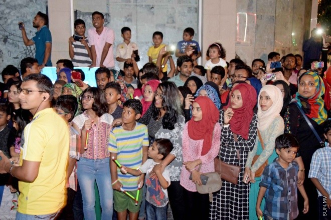 ޖުލައި 28، 2015: މިނިވަން 50އާ ގުޅުވަގެން، މާލޭގެ މަގުތަކުގައި ބޭއްވި ފުޅަނދު ބުރުގެ ތެރެއިން -- ސަންފޮޓޯ/ އަލީ ނަސީރު