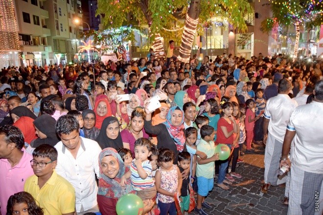 ޖުލައި 28، 2015: މިނިވަން 50އާ ގުޅުވަގެން، މާލޭގެ މަގުތަކުގައި ބޭއްވި ފުޅަނދު ބުރުގެ ތެރެއިން -- ސަންފޮޓޯ/ އަލީ ނަސީރު