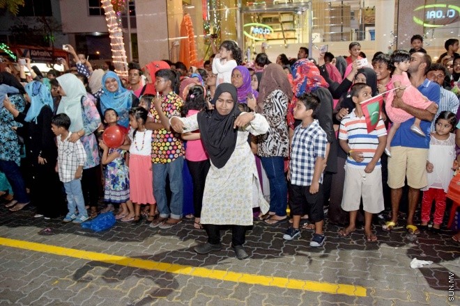 ޖުލައި 28، 2015: މިނިވަން 50އާ ގުޅުވަގެން، މާލޭގެ މަގުތަކުގައި ބޭއްވި ފުޅަނދު ބުރުގެ ތެރެއިން -- ސަންފޮޓޯ/ އަލީ ނަސީރު