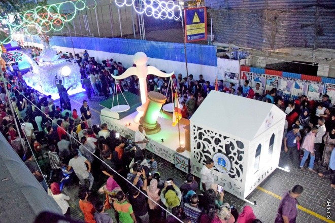 ޖުލައި 28، 2015: މިނިވަން 50އާ ގުޅުވަގެން، މާލޭގެ މަގުތަކުގައި ބޭއްވި ފުޅަނދު ބުރުގެ ތެރެއިން -- ސަންފޮޓޯ/ އަލީ ނަސީރު