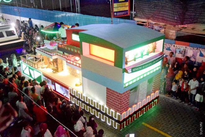 ޖުލައި 28، 2015: މިނިވަން 50އާ ގުޅުވަގެން، މާލޭގެ މަގުތަކުގައި ބޭއްވި ފުޅަނދު ބުރުގެ ތެރެއިން -- ސަންފޮޓޯ/ އަލީ ނަސީރު