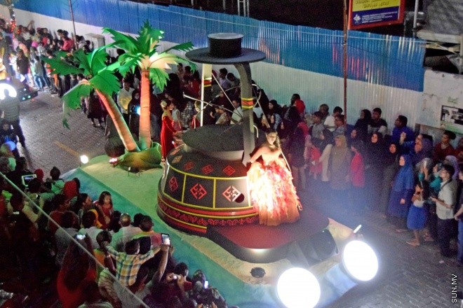 ޖުލައި 28، 2015: މިނިވަން 50އާ ގުޅުވަގެން، މާލޭގެ މަގުތަކުގައި ބޭއްވި ފުޅަނދު ބުރުގެ ތެރެއިން -- ސަންފޮޓޯ/ އަލީ ނަސީރު