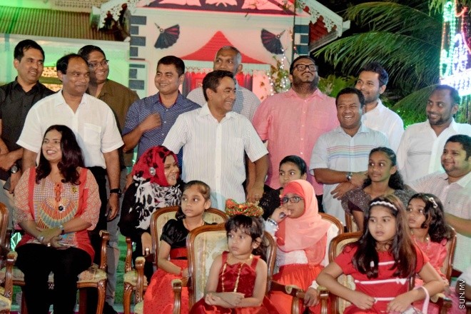 ޖުލައި 28، 2015: މިނިވަން 50އާ ގުޅުވަގެން، މާލޭގެ މަގުތަކުގައި ބޭއްވި ފުޅަނދު ބުރުގެ ތެރެއިން -- ސަންފޮޓޯ/ އަލީ ނަސީރު