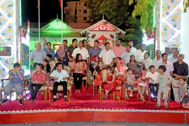 ޖުލައި 28، 2015: މިނިވަން 50އާ ގުޅުވަގެން، މާލޭގެ މަގުތަކުގައި ބޭއްވި ފުޅަނދު ބުރުގެ ތެރެއިން -- ސަންފޮޓޯ/ އަލީ ނަސީރު