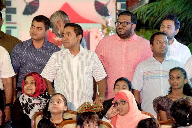 ޖުލައި 28، 2015: މިނިވަން 50އާ ގުޅުވަގެން، މާލޭގެ މަގުތަކުގައި ބޭއްވި ފުޅަނދު ބުރުގެ ތެރެއިން -- ސަންފޮޓޯ/ އަލީ ނަސީރު