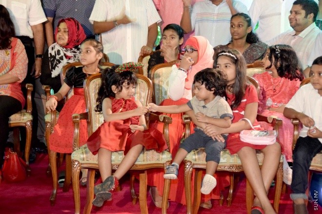 ޖުލައި 28، 2015: މިނިވަން 50އާ ގުޅުވަގެން، މާލޭގެ މަގުތަކުގައި ބޭއްވި ފުޅަނދު ބުރުގެ ތެރެއިން -- ސަންފޮޓޯ/ އަލީ ނަސީރު