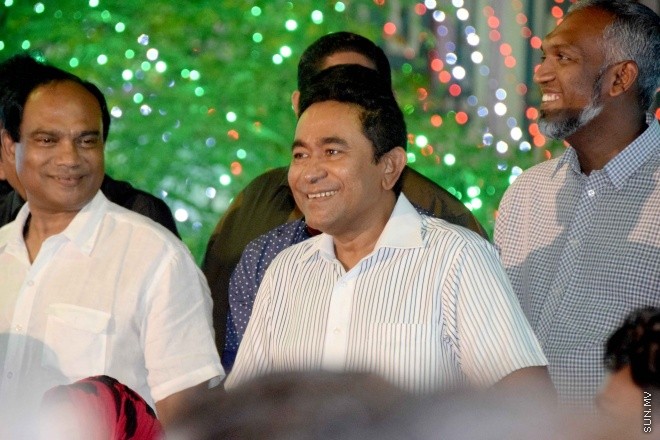 ޖުލައި 28، 2015: މިނިވަން 50އާ ގުޅުވަގެން، މާލޭގެ މަގުތަކުގައި ބޭއްވި ފުޅަނދު ބުރުގެ ތެރެއިން -- ސަންފޮޓޯ/ އަލީ ނަސީރު