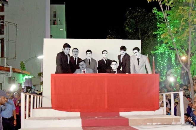 ޖުލައި 28، 2015: މިނިވަން 50އާ ގުޅުވަގެން، މާލޭގެ މަގުތަކުގައި ބޭއްވި ފުޅަނދު ބުރުގެ ތެރެއިން -- ސަންފޮޓޯ/ އަލީ ނަސީރު