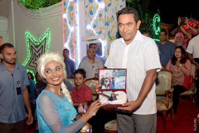ޖުލައި 28، 2015: މިނިވަން 50އާ ގުޅުވަގެން، މާލޭގެ މަގުތަކުގައި ބޭއްވި ފުޅަނދު ބުރުގެ ތެރެއިން -- ސަންފޮޓޯ/ އަލީ ނަސީރު