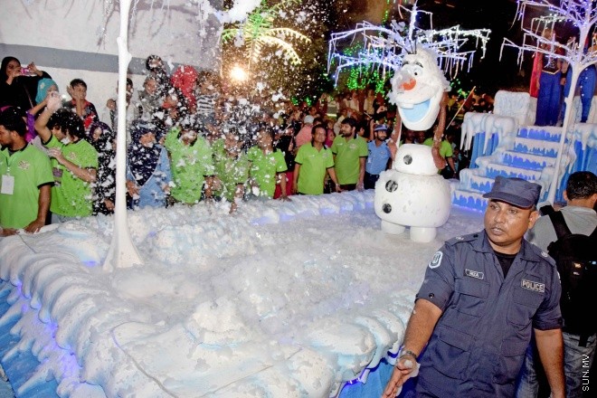 ޖުލައި 28، 2015: މިނިވަން 50އާ ގުޅުވަގެން، މާލޭގެ މަގުތަކުގައި ބޭއްވި ފުޅަނދު ބުރުގެ ތެރެއިން -- ސަންފޮޓޯ/ އަލީ ނަސީރު